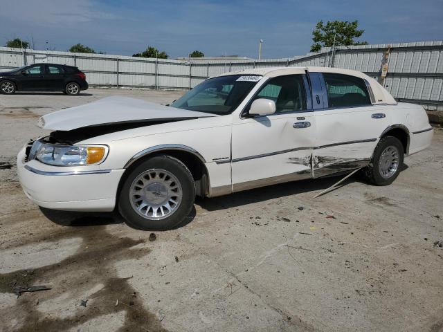  Salvage Lincoln Towncar