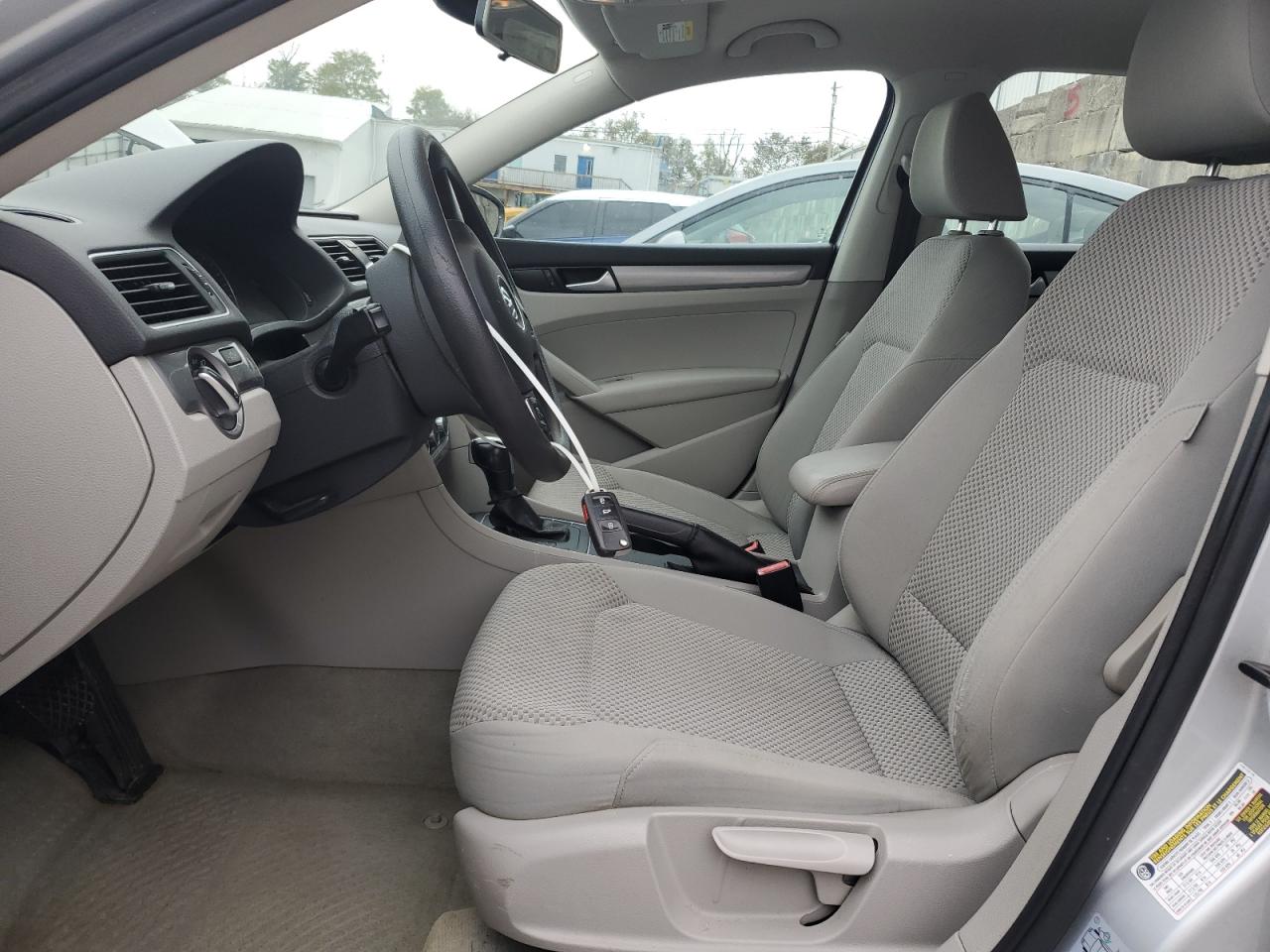 Volkswagen Passat S Image 6