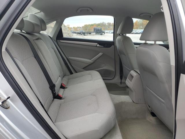 Volkswagen Passat S Image 8