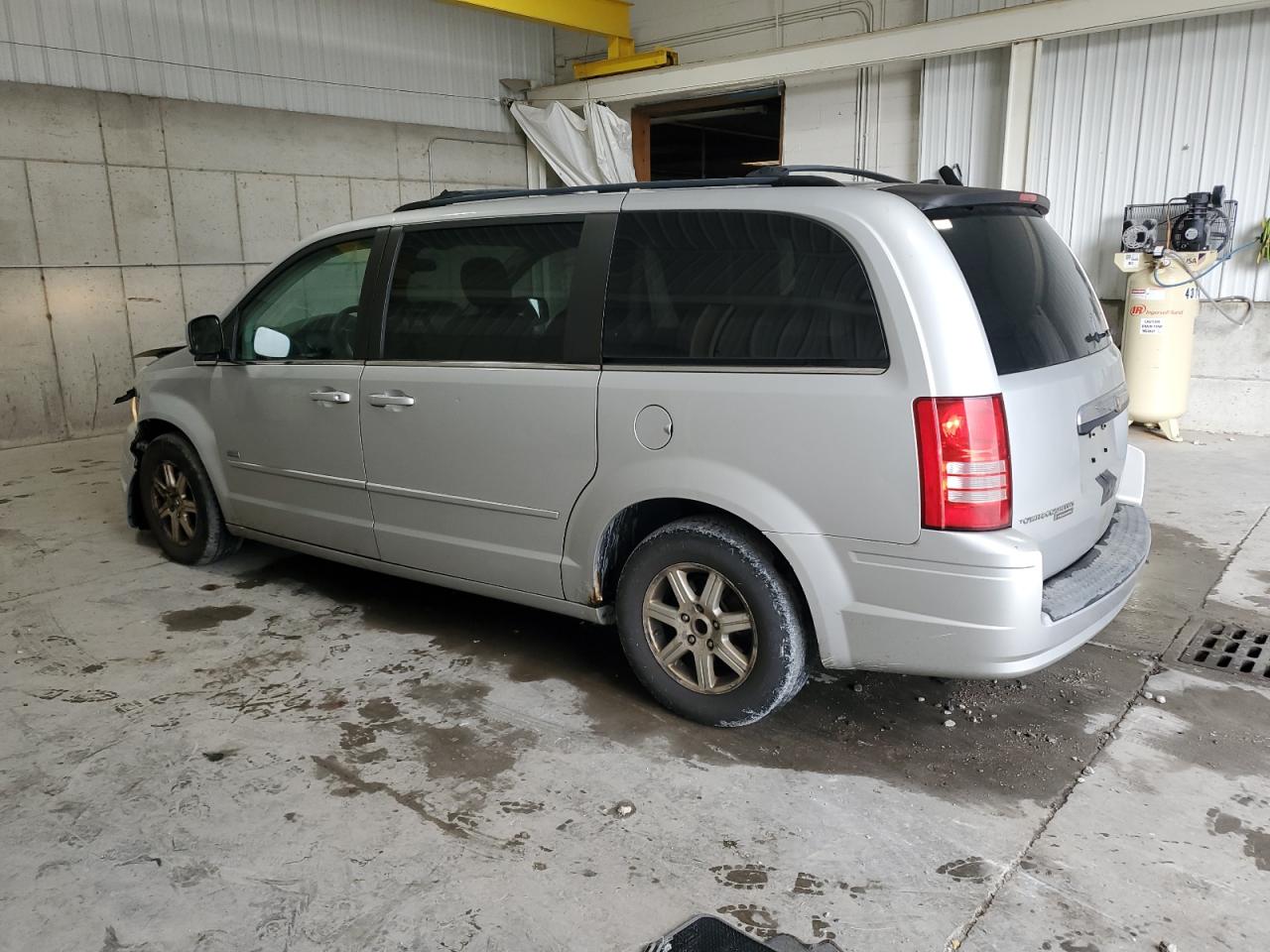 Chrysler Minivan Touring Image 6