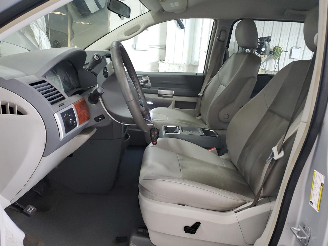 Chrysler Minivan Touring Image 10