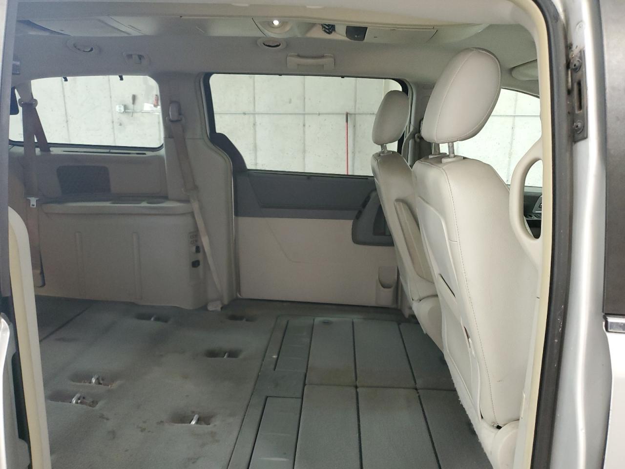 Chrysler Minivan Touring Image 5