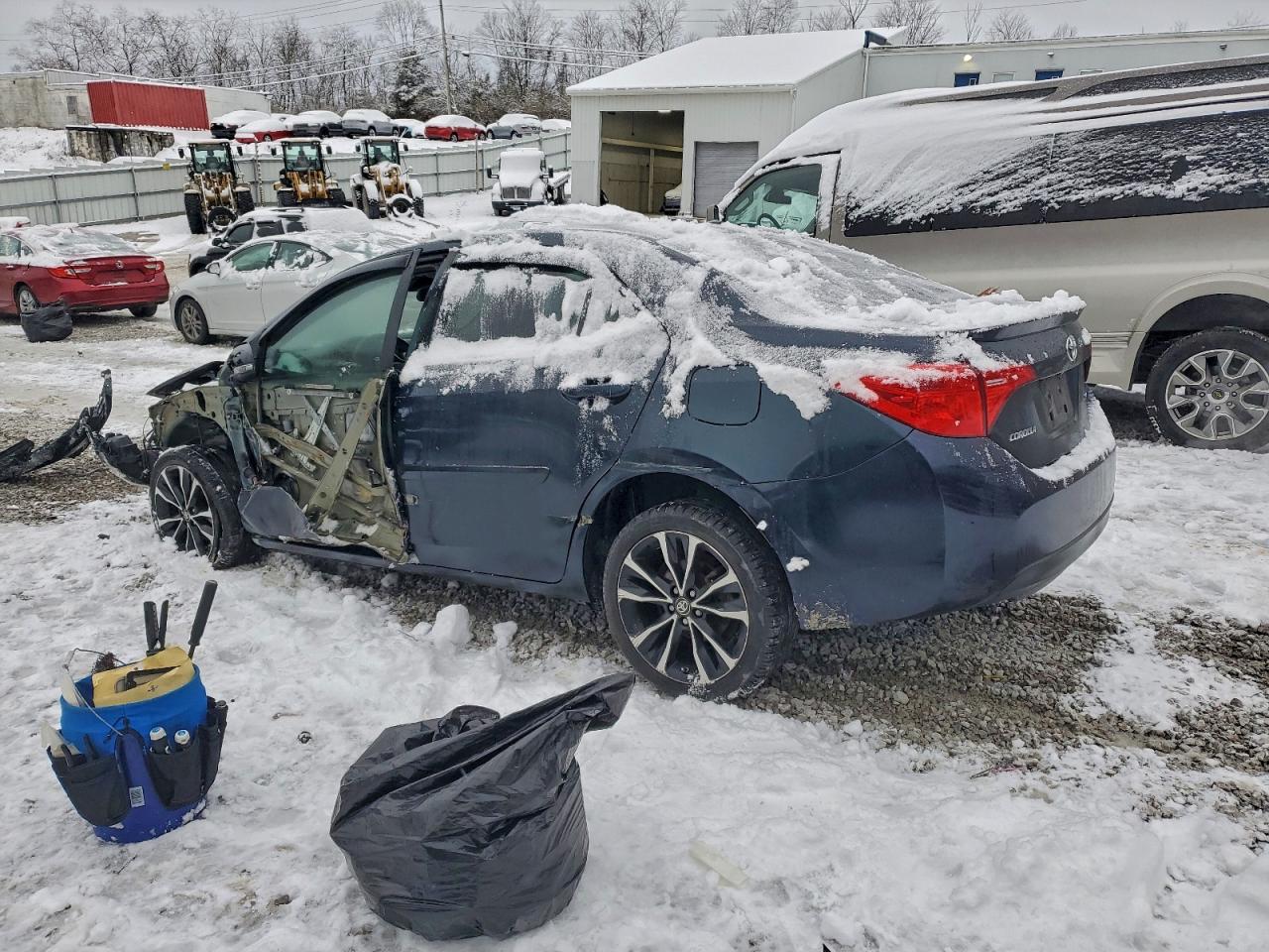 Toyota Corolla L Image 2