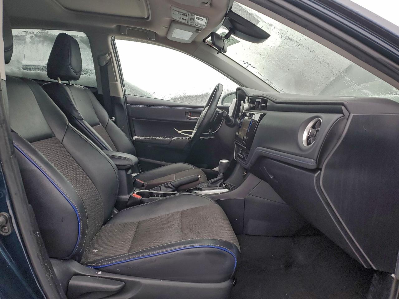 Toyota Corolla L Image 11