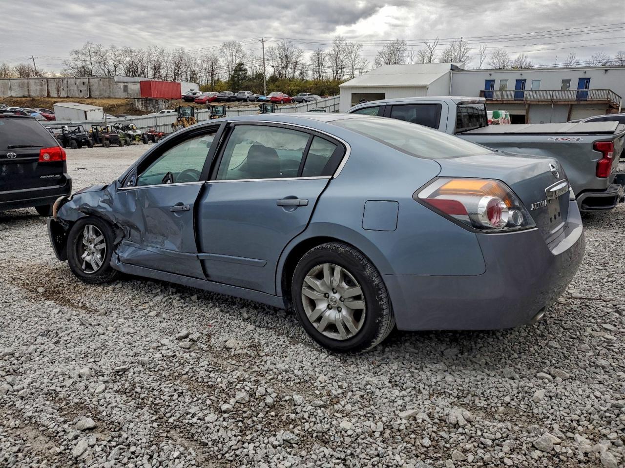 Nissan Altima Base Image 3