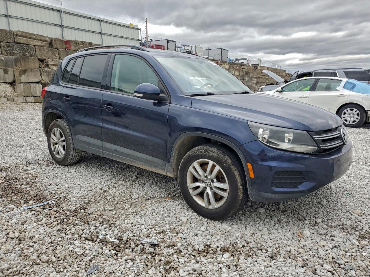 Volkswagen Tiguan S Image 12