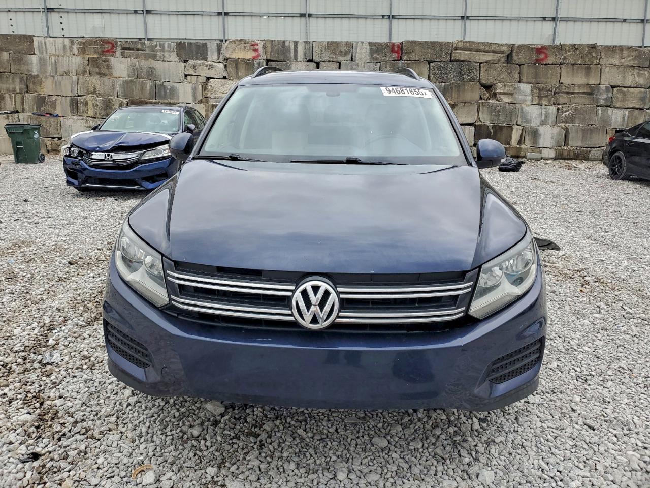 Volkswagen Tiguan S Image 10