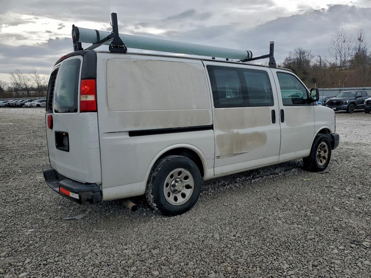 Chevrolet Express Image 3