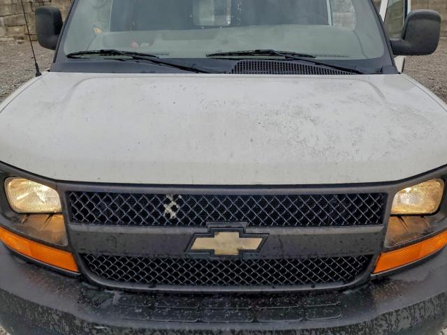 Chevrolet Express Image 13