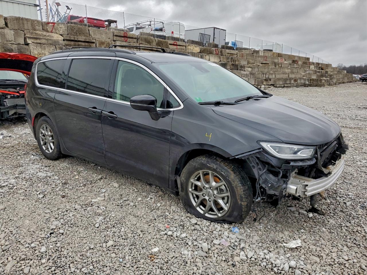 Chrysler Pacifica Touring Image 2