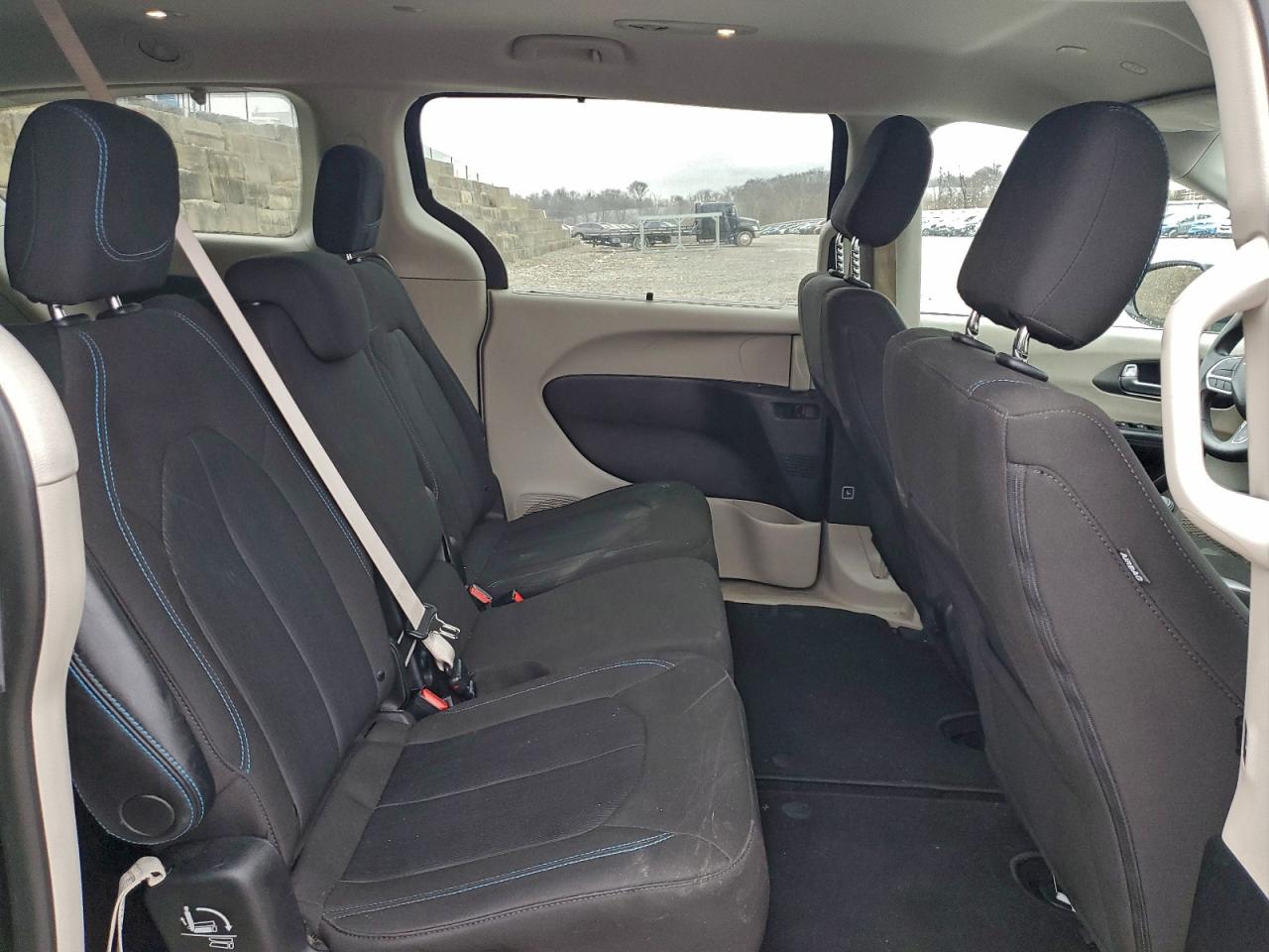 Chrysler Pacifica Touring Image 14