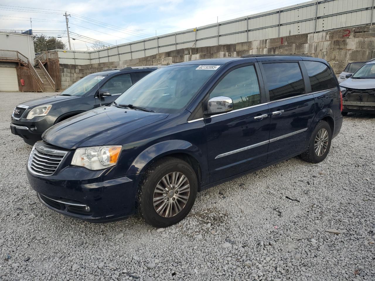 Chrysler Minivan Touring L Image 1