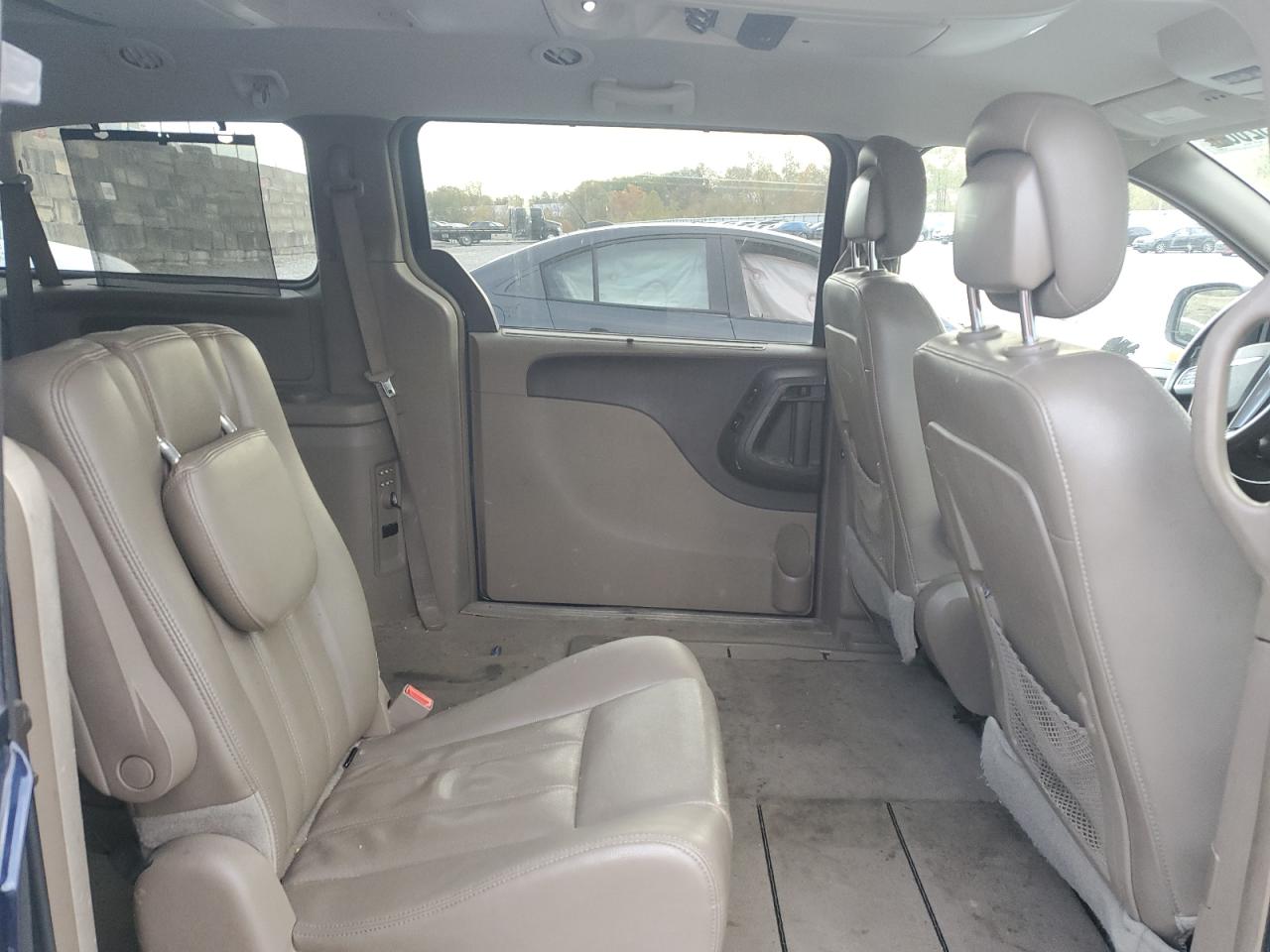 Chrysler Minivan Touring L Image 7