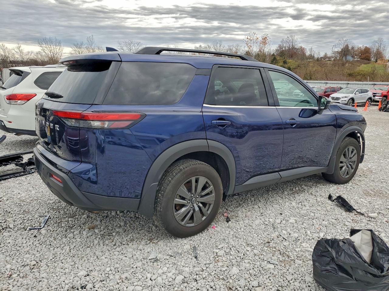 Nissan Pathfinder Sv Image 2