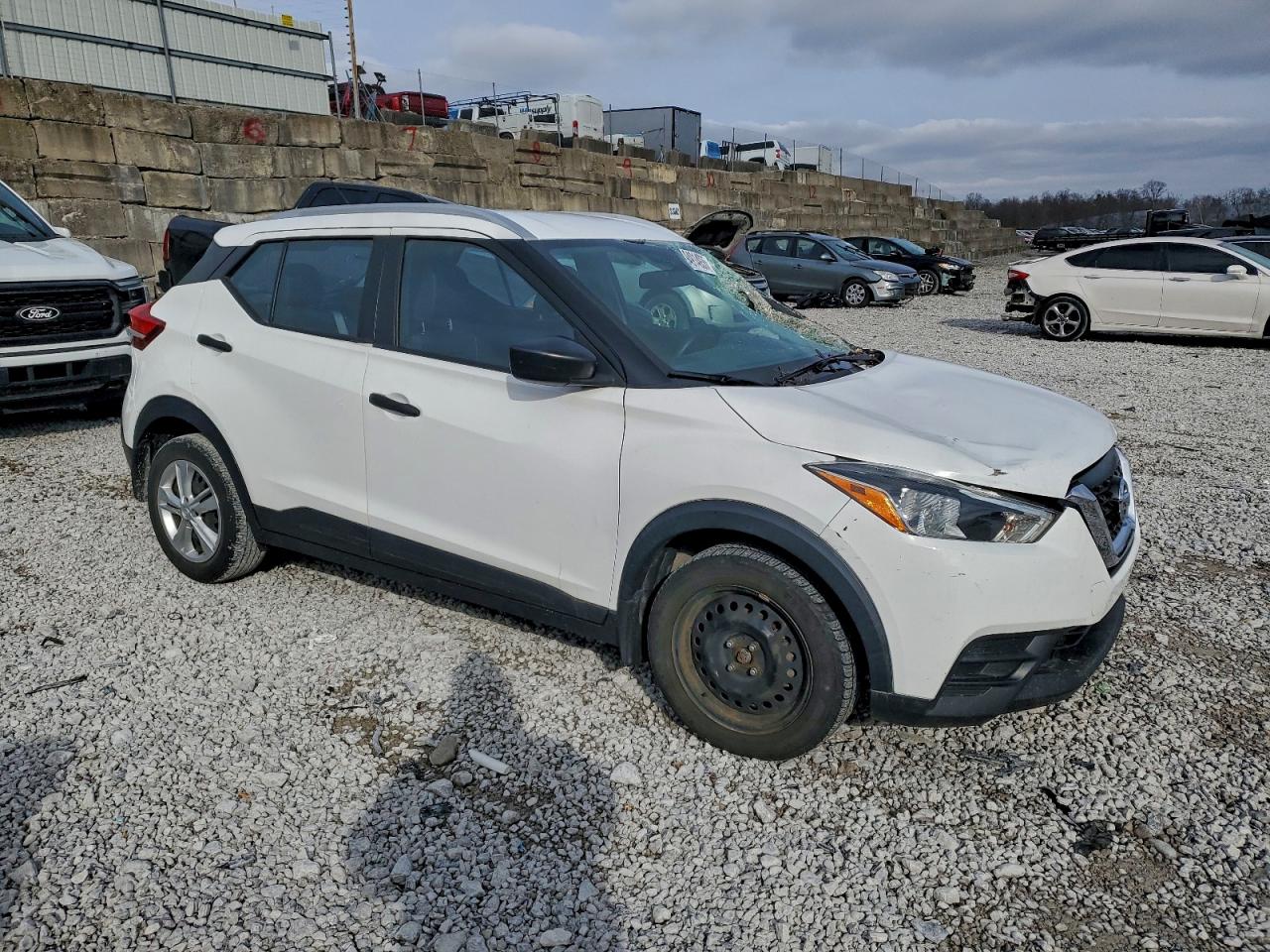 Nissan Kicks S Image 2