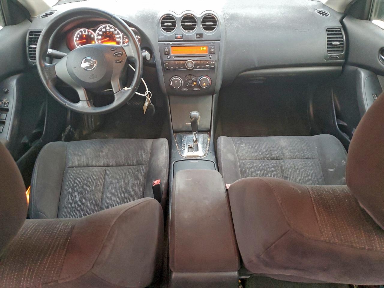 Nissan Altima Base Image 8