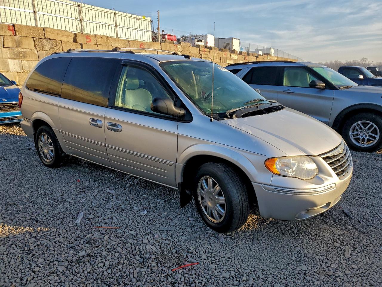Chrysler Minivan Limited Image 5
