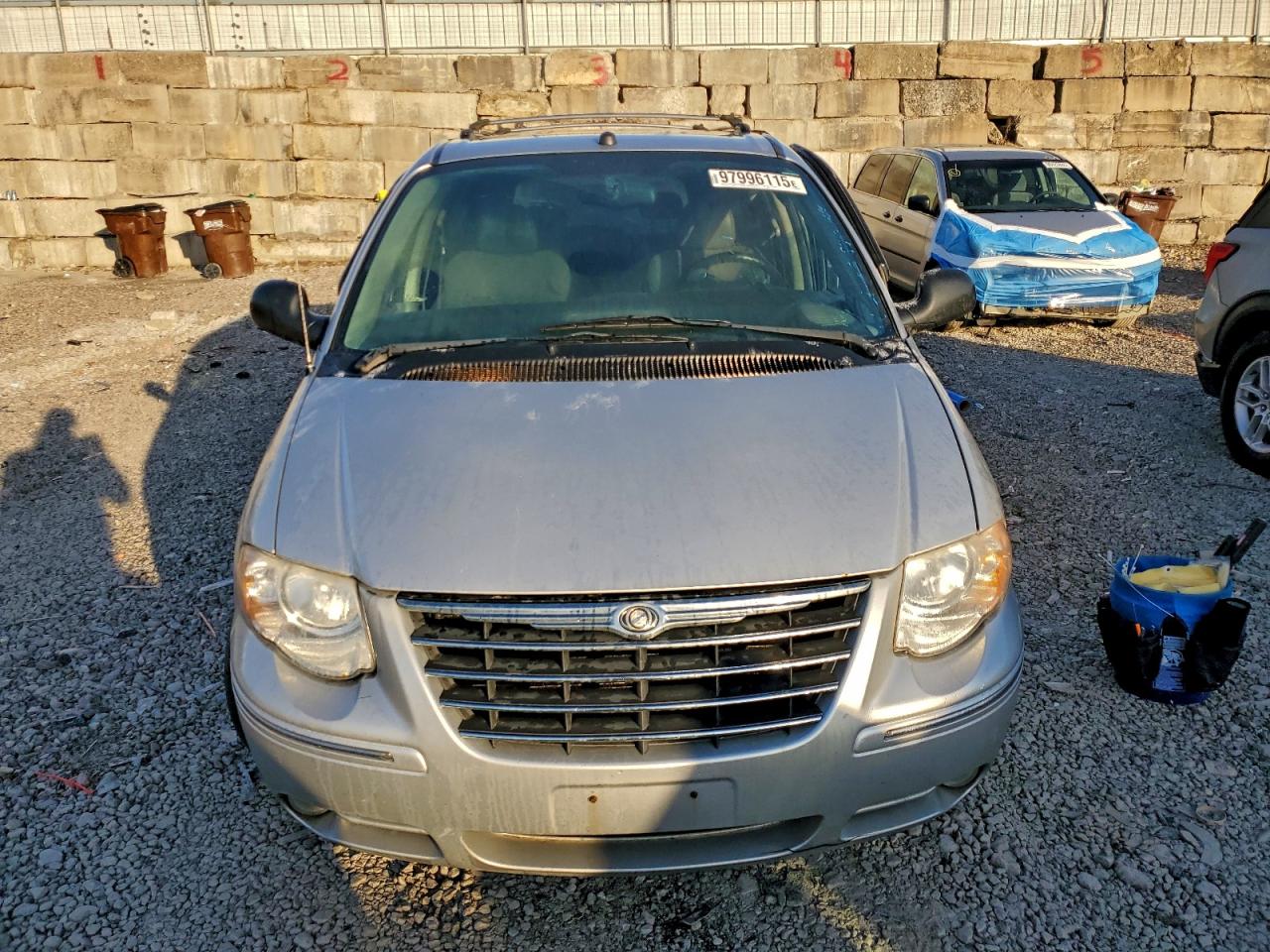 Chrysler Minivan Limited Image 4