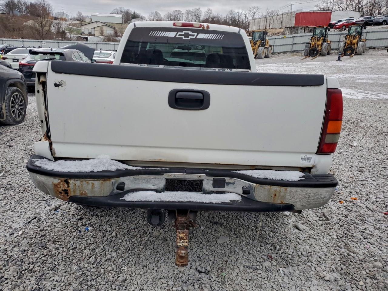 Chevrolet Silverado C1500 Image 3