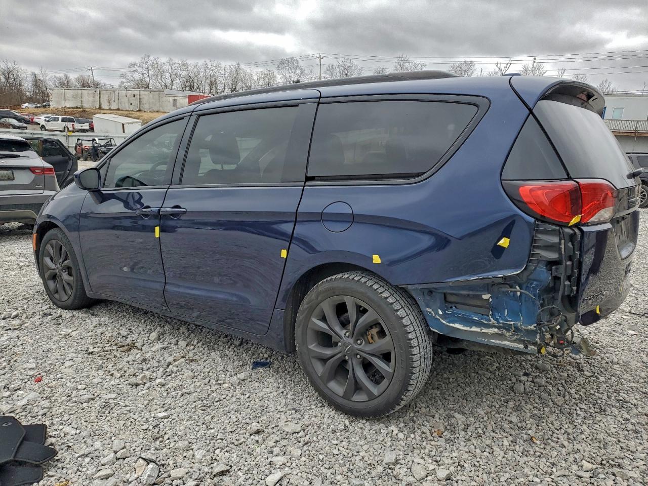 Chrysler Pacifica Touring L Image 2