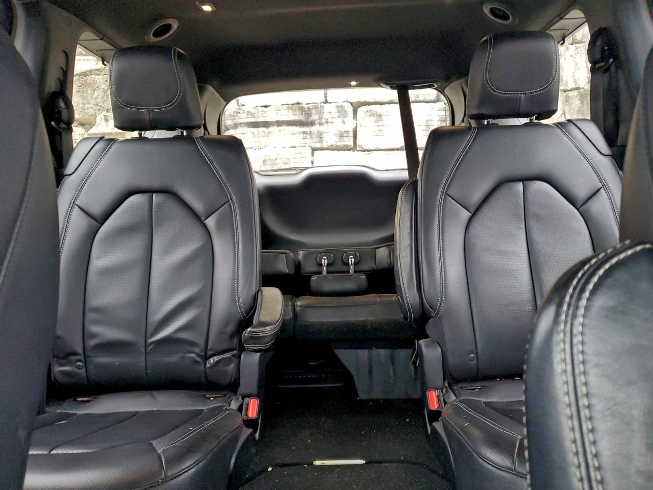 Chrysler Pacifica Touring L Image 12