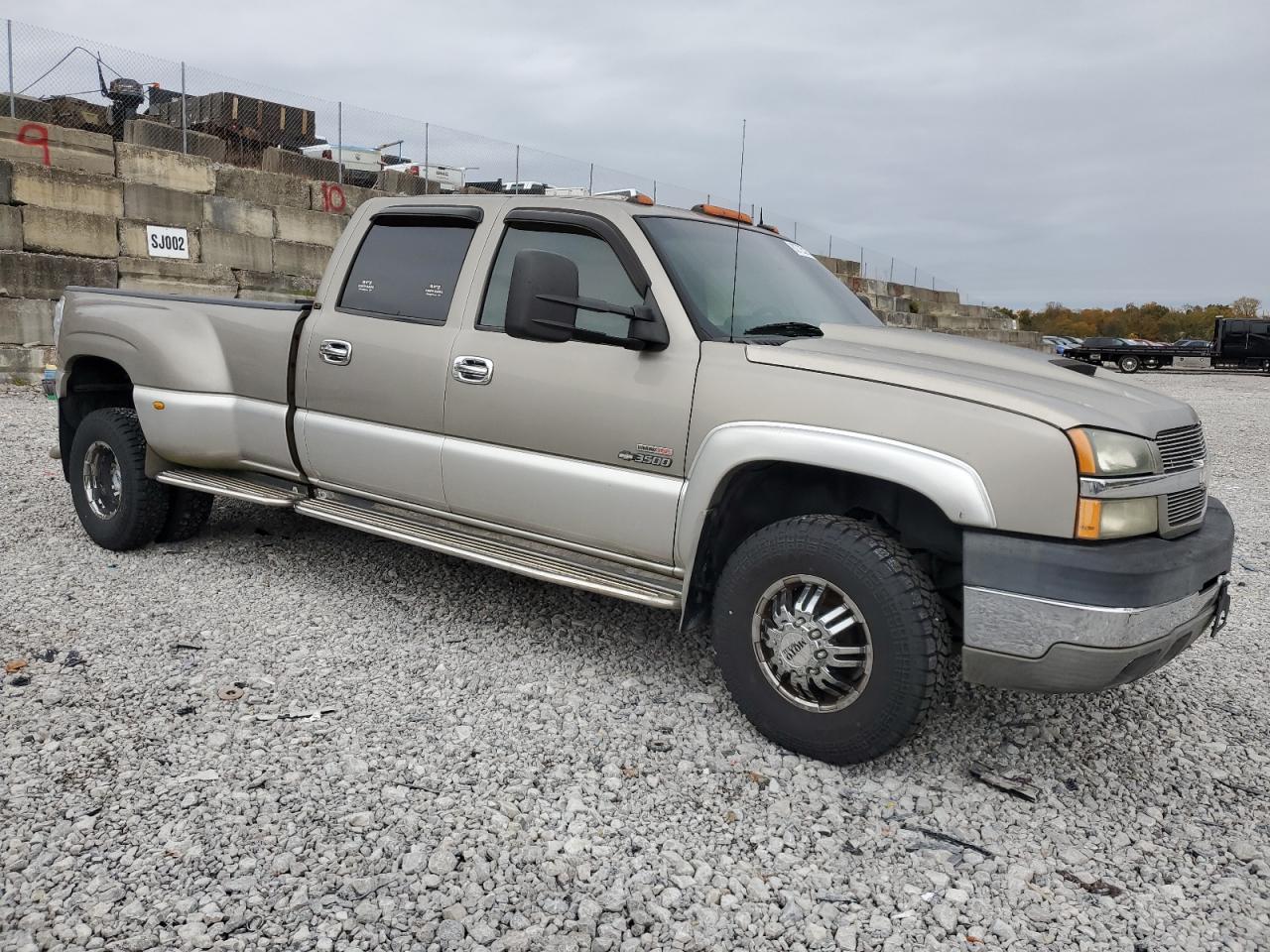 Chevrolet Silverado C3500 Image 2