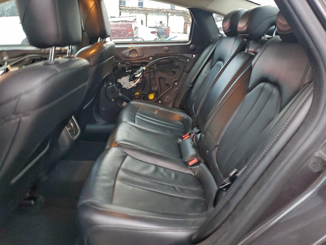 Chrysler 200 C Image 12