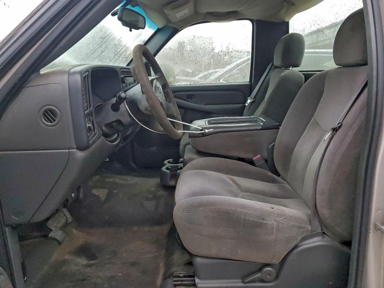 Chevrolet Silverado C1500 Image 2