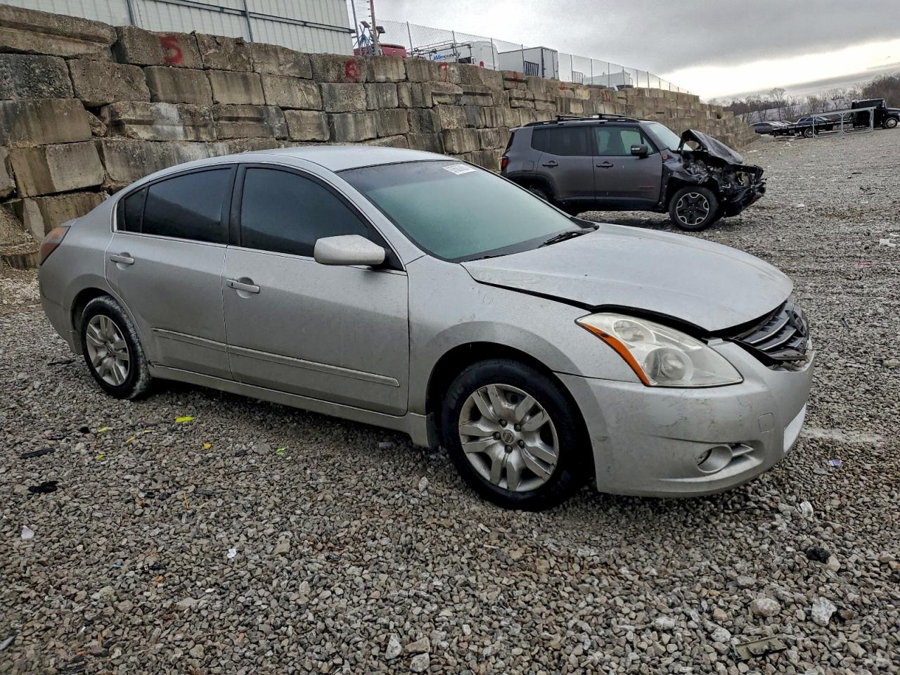 Nissan Altima Base Image 8