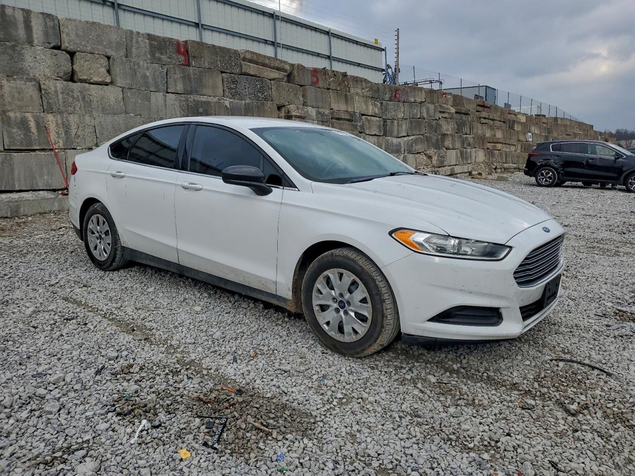 Ford Fusion S Image 6