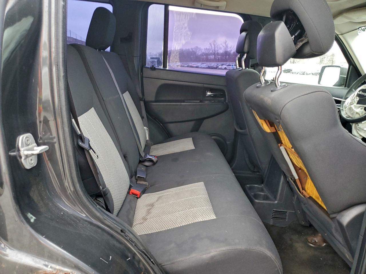 Jeep Liberty Sport Image 11